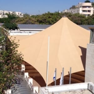 פתרון הצללה לבית ספר - ממברנה צל עם רשת צל בעלת מסנני UV