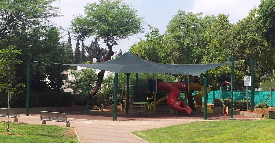 פתרון הצללה לגן שעשועים קטן באמצעות ממברנה צל
