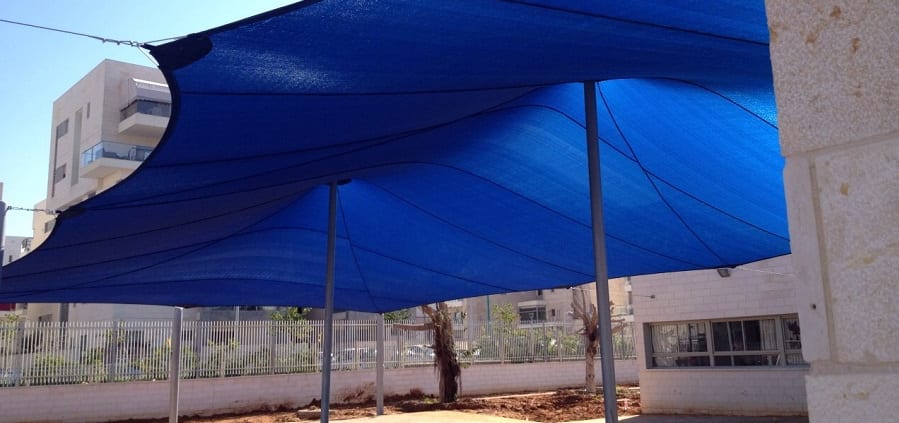 פתרון הצללה דגם ממברנה להצללת שטח בבית הספר עשויה רשת צל איכותית בצבע ירוק