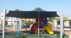 פתרון הצללה למגרש עם מתקני שעשועים - ממברנה צל עם רשת צל איכותית