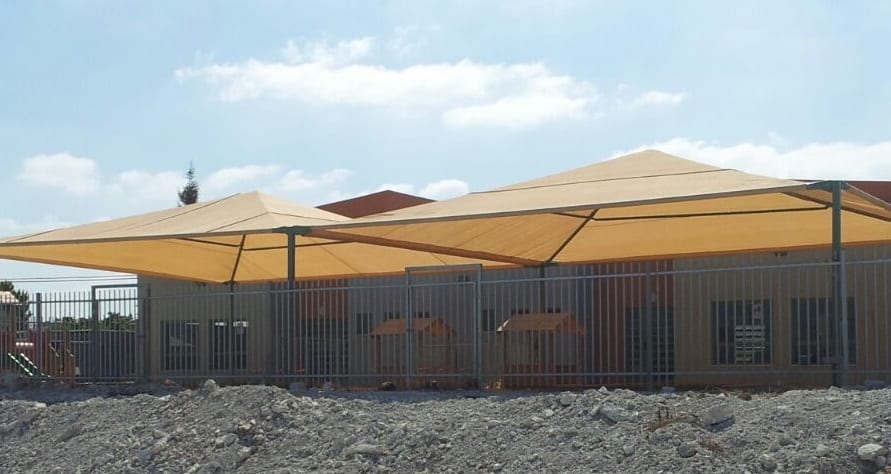 פתרון הצללה לבית ספר באמצעות שילוב שני מערכות הצללה מדגם פגודה