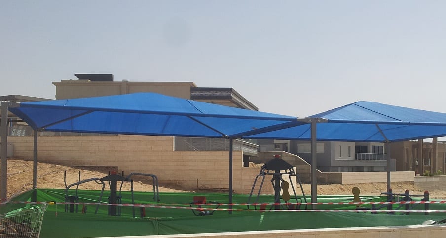 פתרון הצללה לגן שעשועים באמצעות שתי מערכות הצללה מדגם פגודה