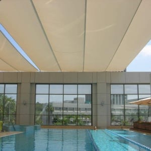 רשת הצללה נפתחת נסגרת מעל בריכה | אולינטק