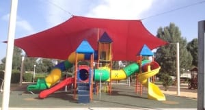 פתרון הצללה למתקני שעשועים ומשחקים באמצעות הצללה מדגם ממברנה ורשת צל