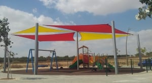 הצללה בגן שעשועים בעומר