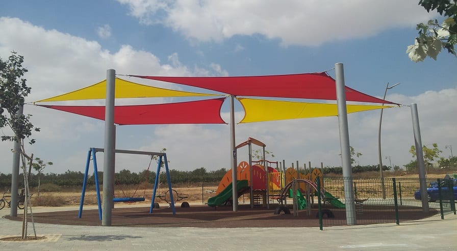הצללה בגן שעשועים בעומר