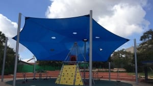 הצללה לגן שעשועים עם מתקן גבוה
