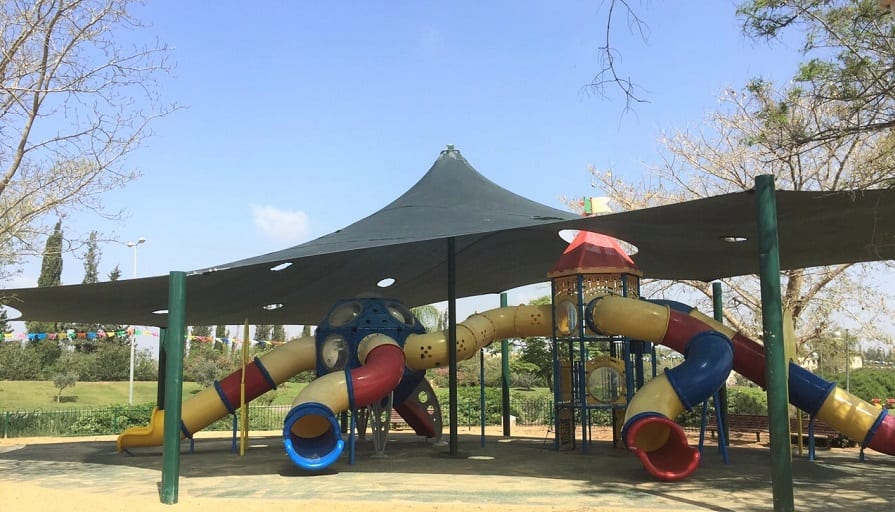הצללה לגן שעשועים