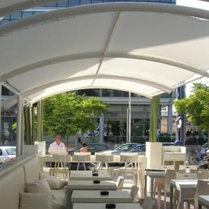 הצללה באמצעות מפרשי צל בגן אירועים