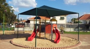 פגודת הצללה לגן שעשועים בגן יבנה