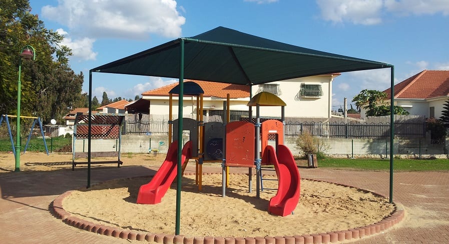 פגודת הצללה לגן שעשועים בגן יבנה