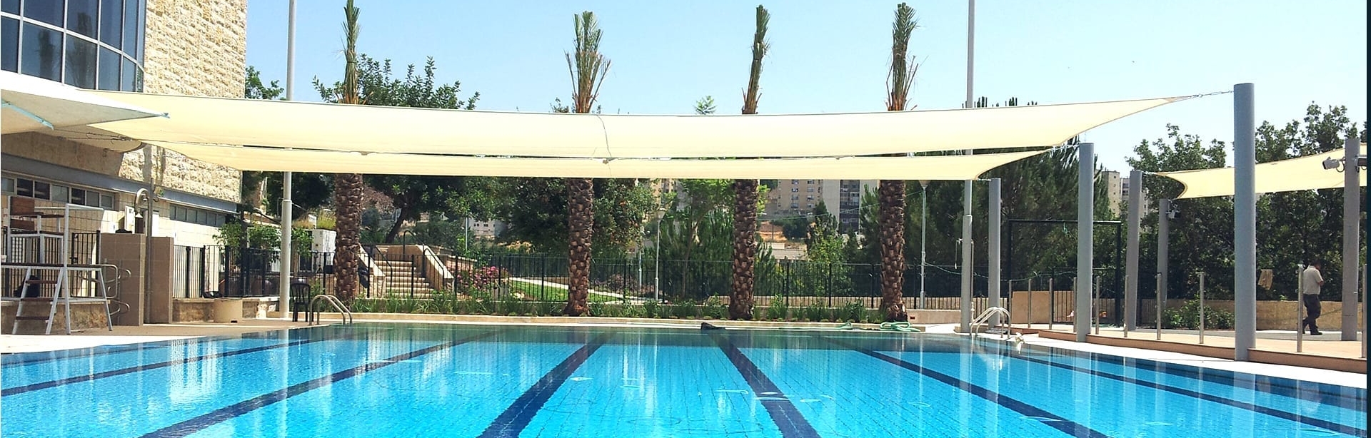 פרויקט הצללה לבריכה ציבורית