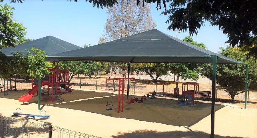 פתרון הצללה לגן משחקים באמצעות פגודה צל