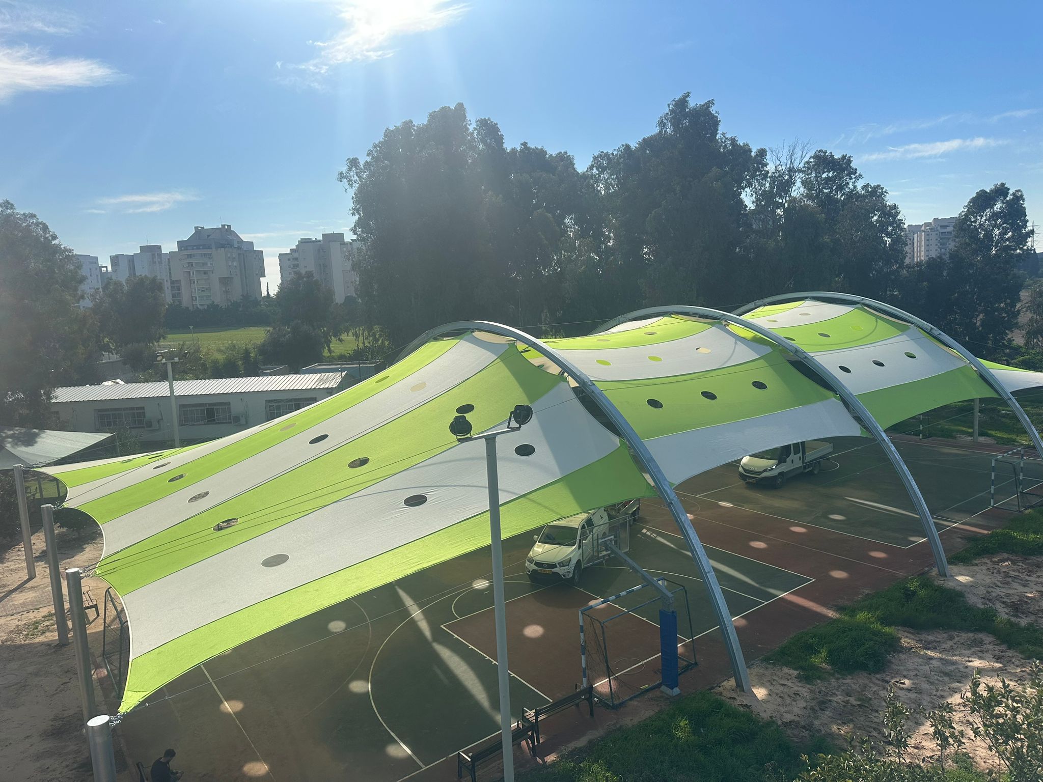הצללה דגם קשתות למגרש ספורט