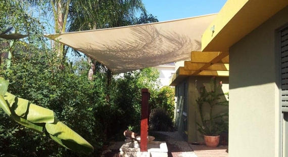 הצללה באמצעות רשת צל בית פרטי