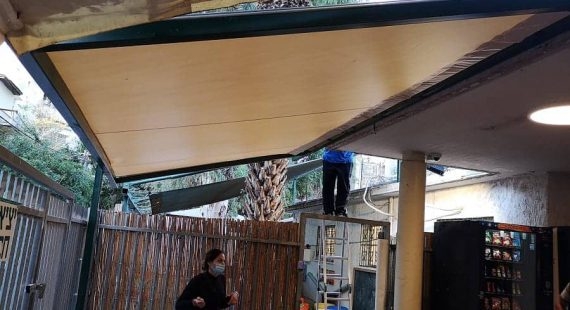 סככה חיפוי שימשונית נגד גשם בבית פרטי