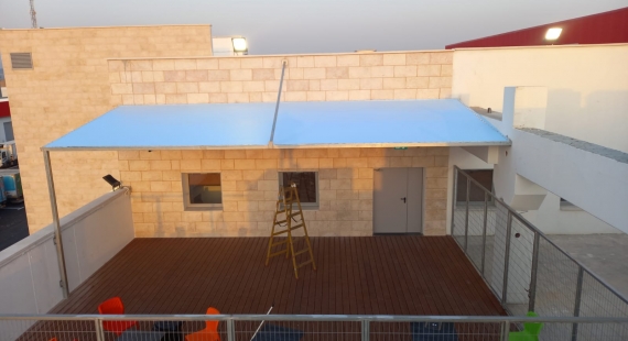 סככה חד שיפועי לגן ילדים עם חיפוי שמשונית