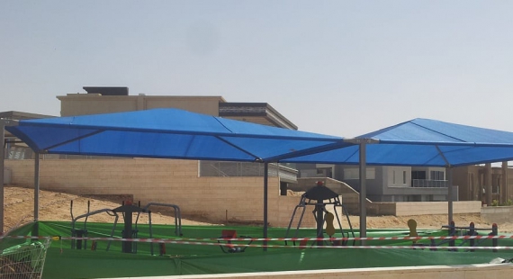 פתרון הצללה לגן שעשועים באמצעות שתי מערכות הצללה מדגם פגודה
